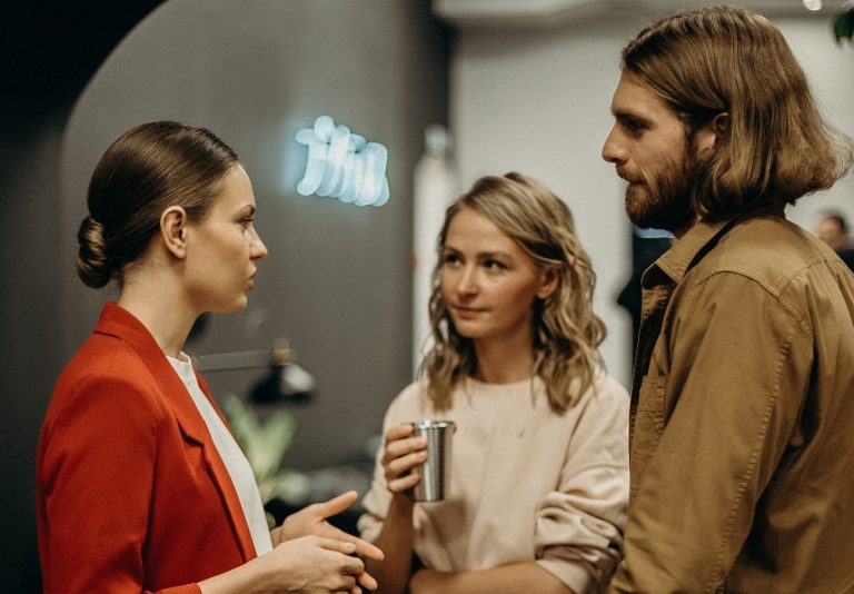 Cum să reacționezi dacă un bărbat, care are iubită, flirtează cu tine. Trei pași esențiali de urmat