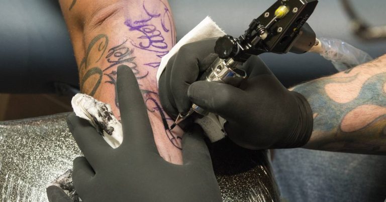 De ce nu ar trebui să-ți faci tatuaje în sezonul cald. Detaliul esențial pe care puțini îl știu