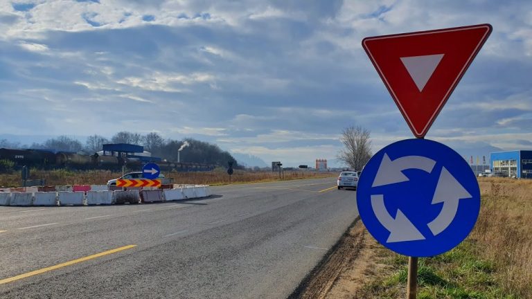 Toți șoferii din România trebuie să știe. Aceasta este noua regulă în sensul giratoriu. Ce este interzis să faci acum