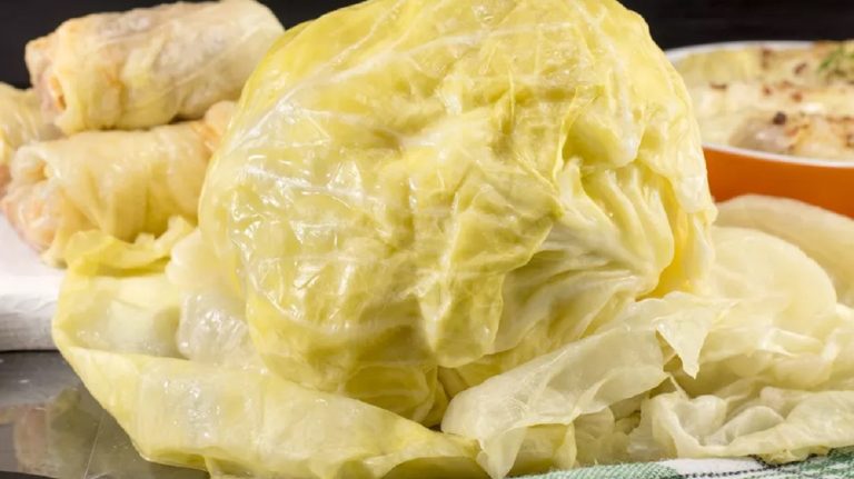 Semnul clar care arată că varza murată din butoi s-a stricat. Arunc-o imediat dacă observi asta