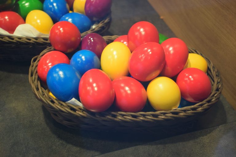 Ce trebuie să pui în vopseaua pentru ouă, ca să nu li se decoloreze coaja. Trucul secret pe care trebuie să-l știi