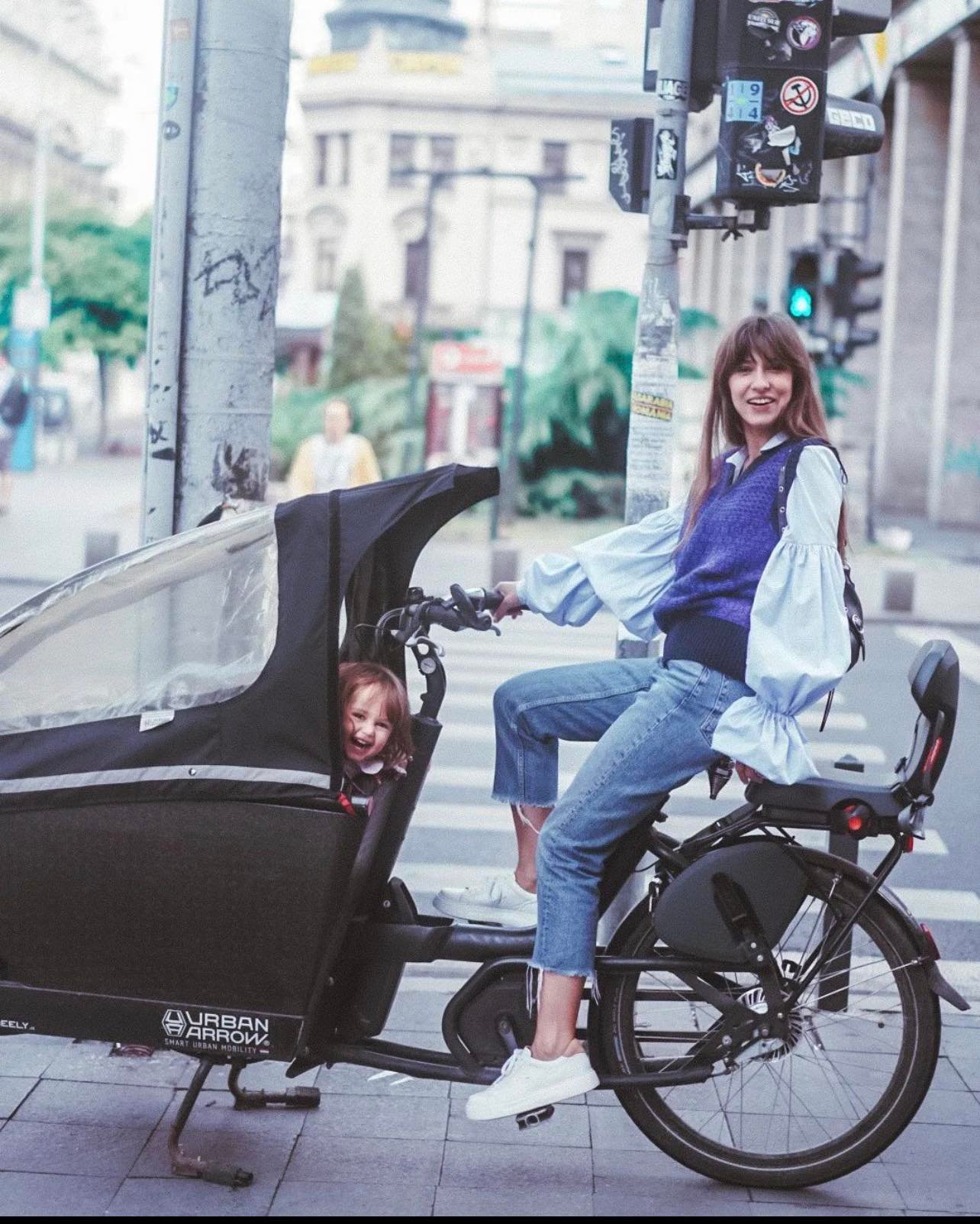 Cu ce vine Dana Rogoz să își ia fiul de la școala privată