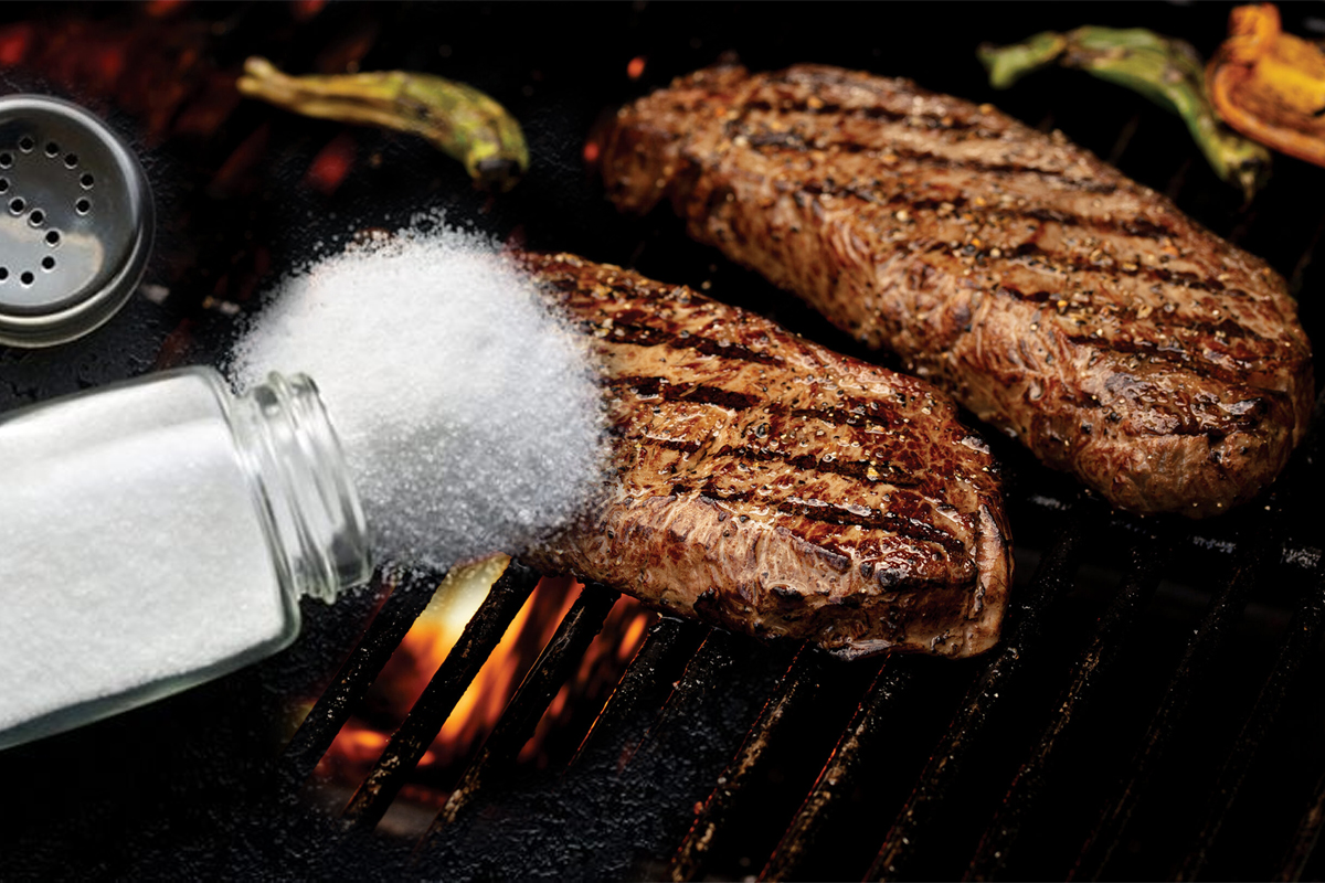 Când se sărează carnea la grătar. Trucul pentru a ieși perfectă