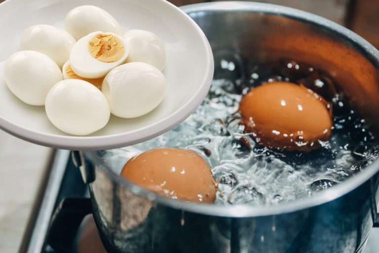 Cât rezistă ouăle fierte la temperatura camerei. Detaliul important pe care trebuie să-l știi