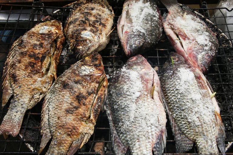 Cât se ține peștele pe grătar. Secretul pentru un preparat delicios