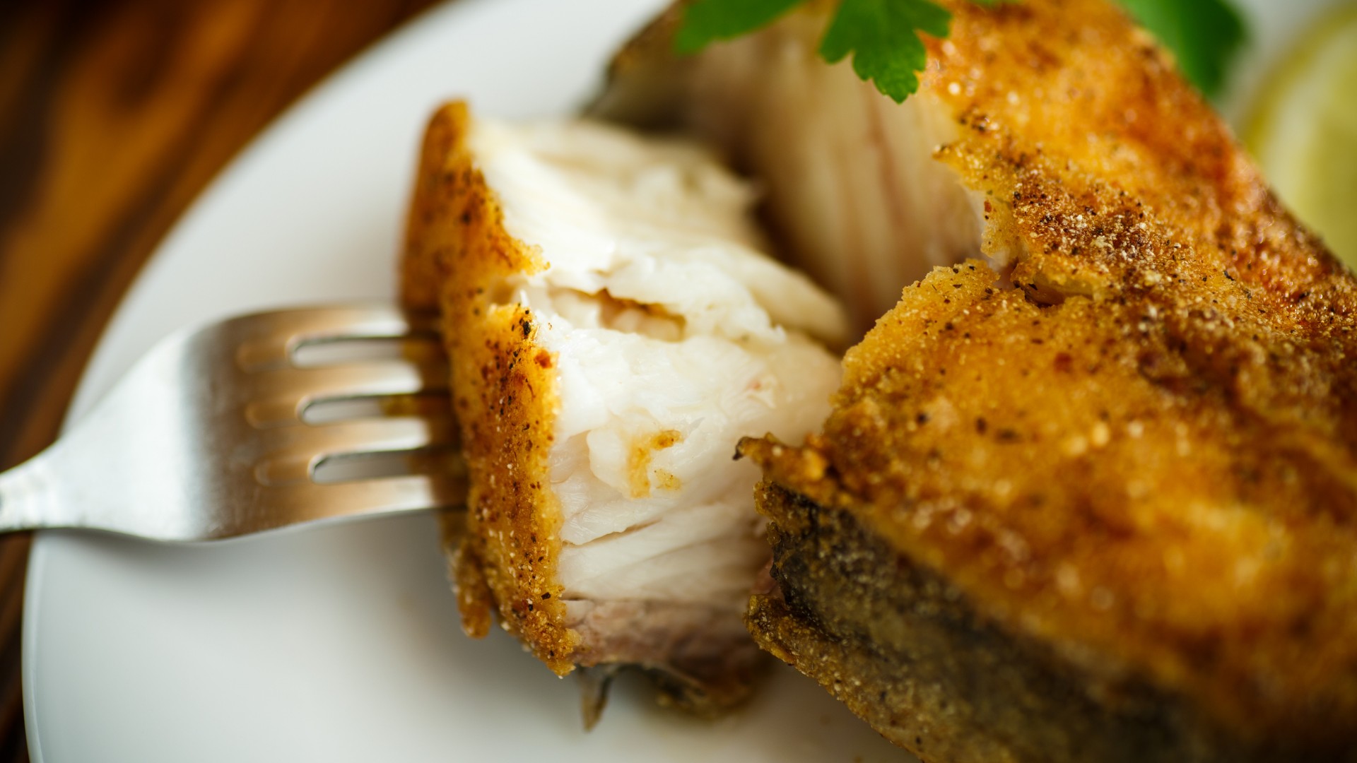 Cât se ține peștele pe grătar