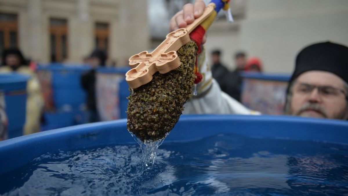Ce este bine să faci cu Agheasma Mică de la Izvorul Tămăduirii