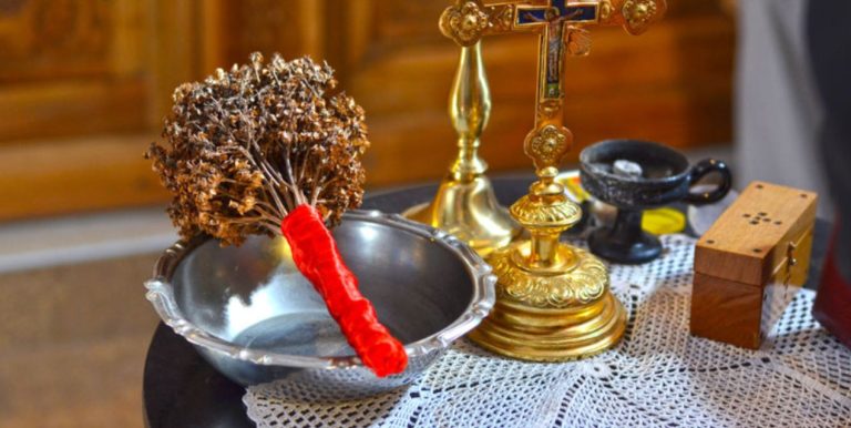 Ce este bine să faci cu Agheasma Mică de la Izvorul Tămăduirii. Ce spune tradiția, de fapt