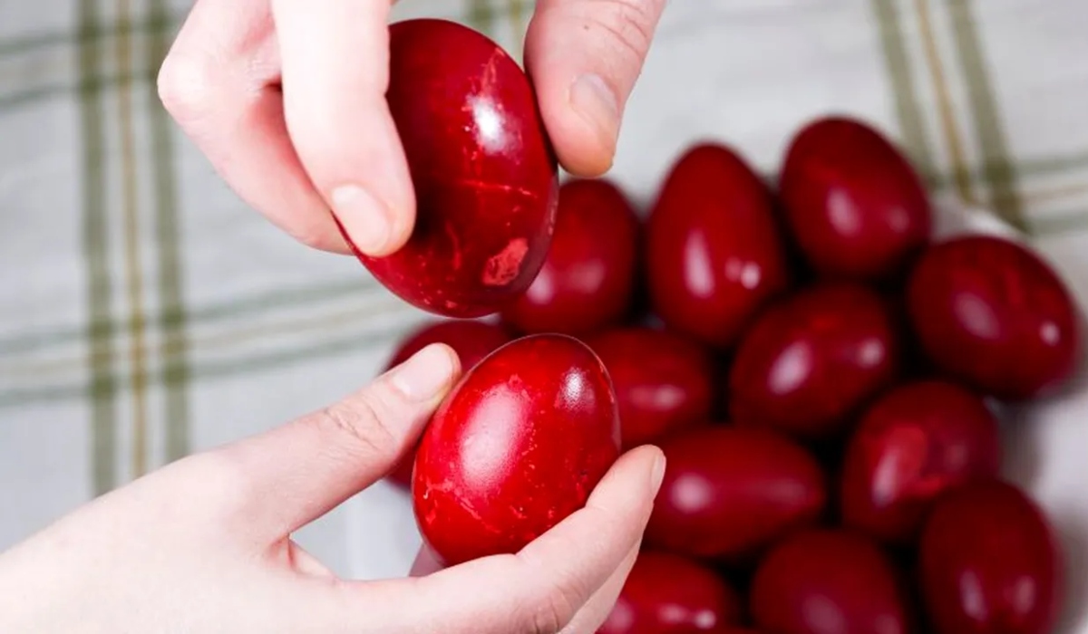 Cine trebuie să ciocnească primul ou de Paște