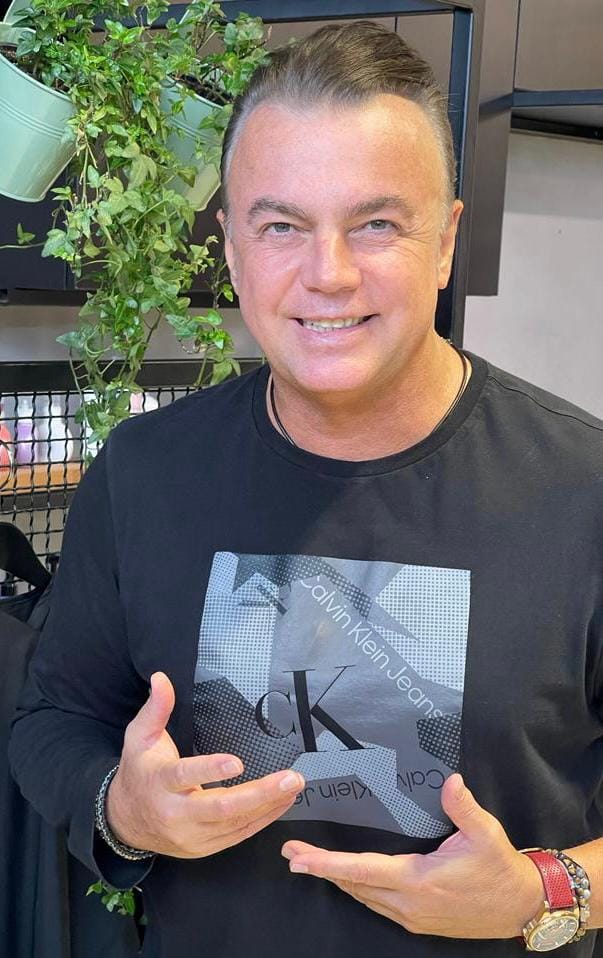 Cum reușește Adrian Enache să își acopere părul grizonat