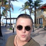 Cum reușește Adrian Enache să își acopere părul grizonat