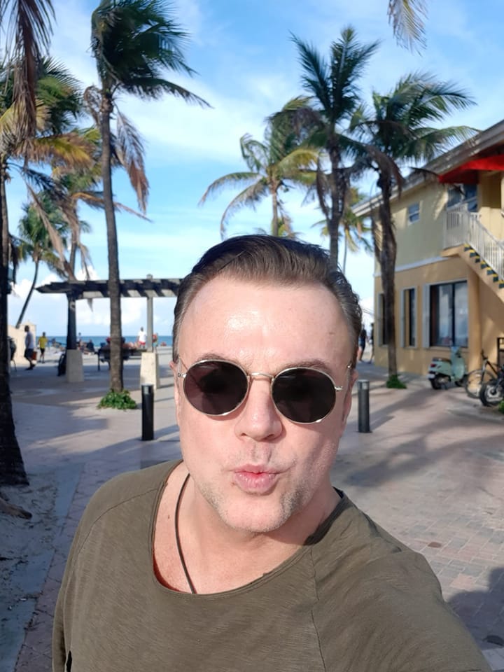 Cum reușește Adrian Enache să își acopere părul grizonat