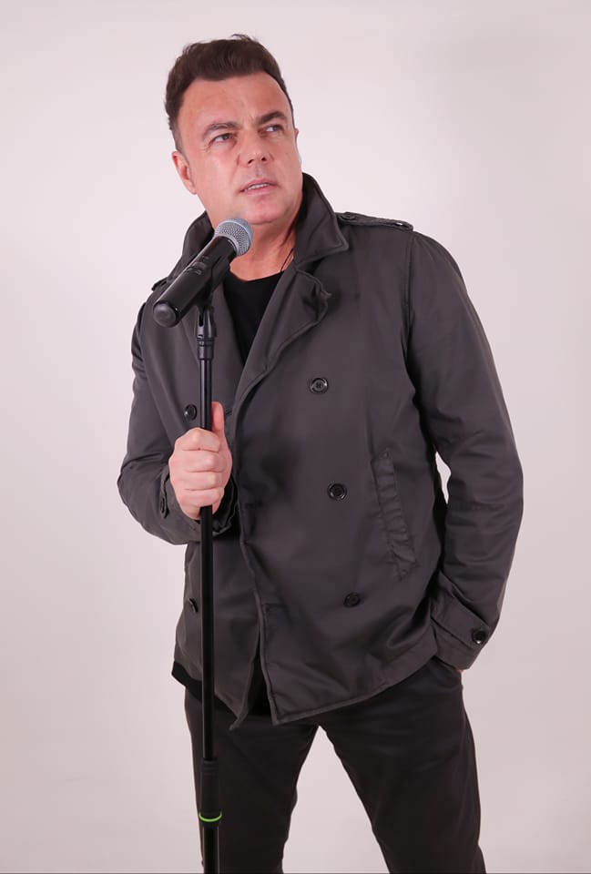 Cum reușește Adrian Enache să își acopere părul grizonat