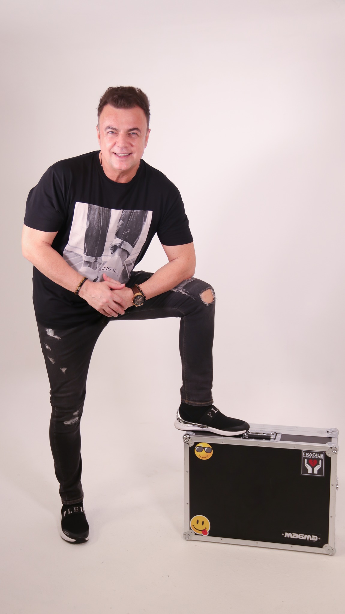 Cum reușește Adrian Enache să își acopere părul grizonat