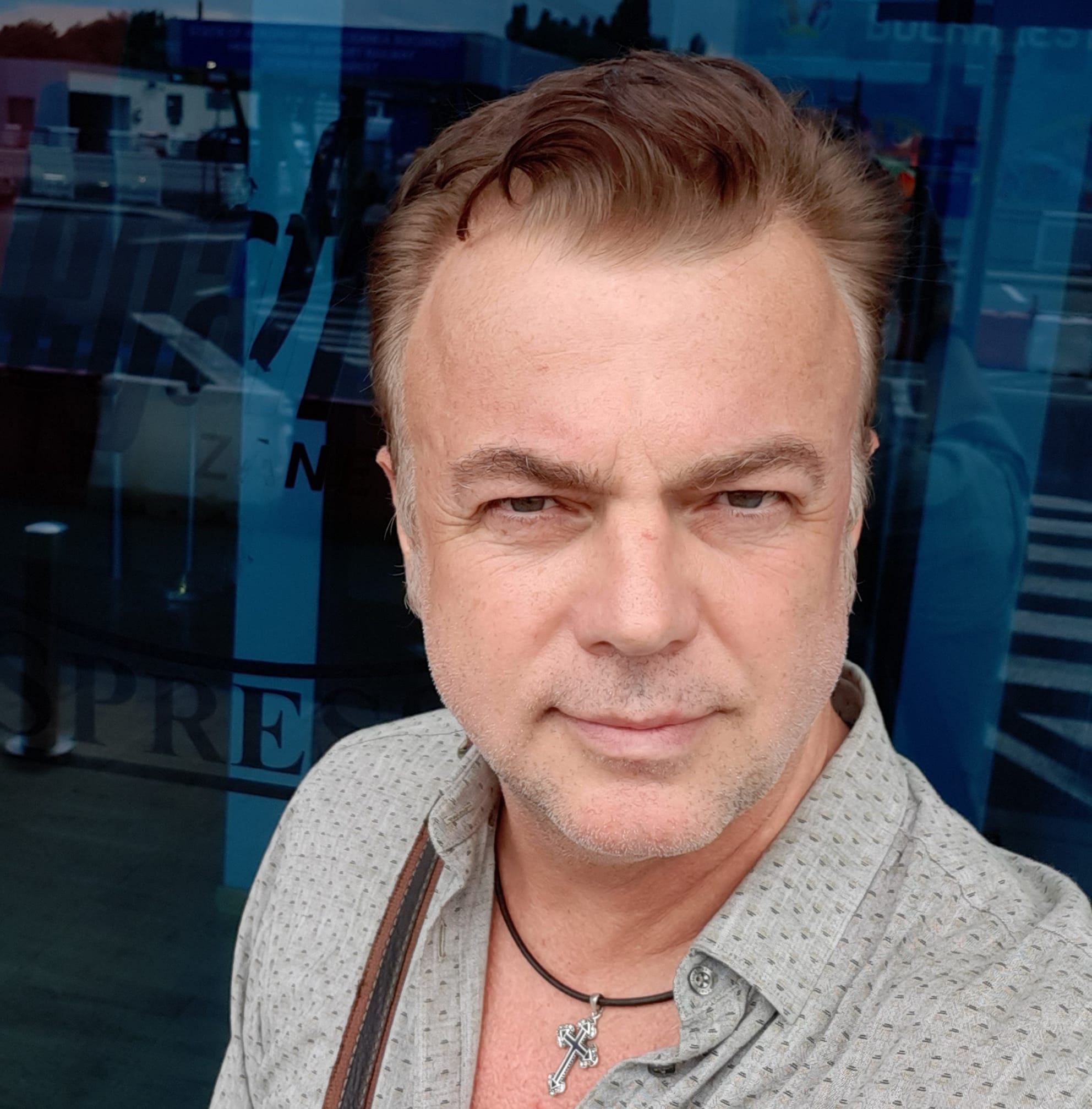 Cum reușește Adrian Enache să își acopere părul grizonat