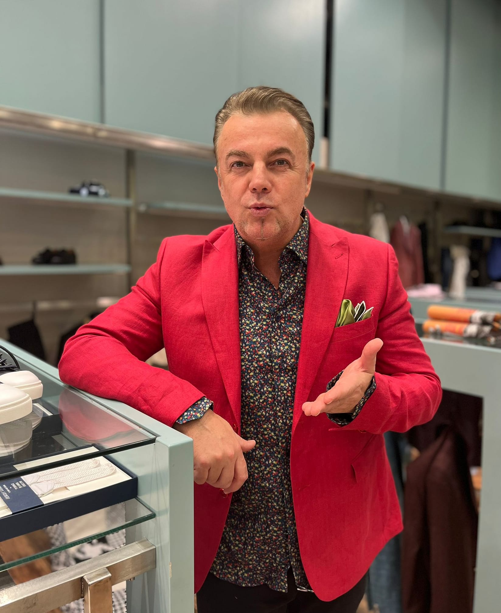 Cum reușește Adrian Enache să își acopere părul grizonat