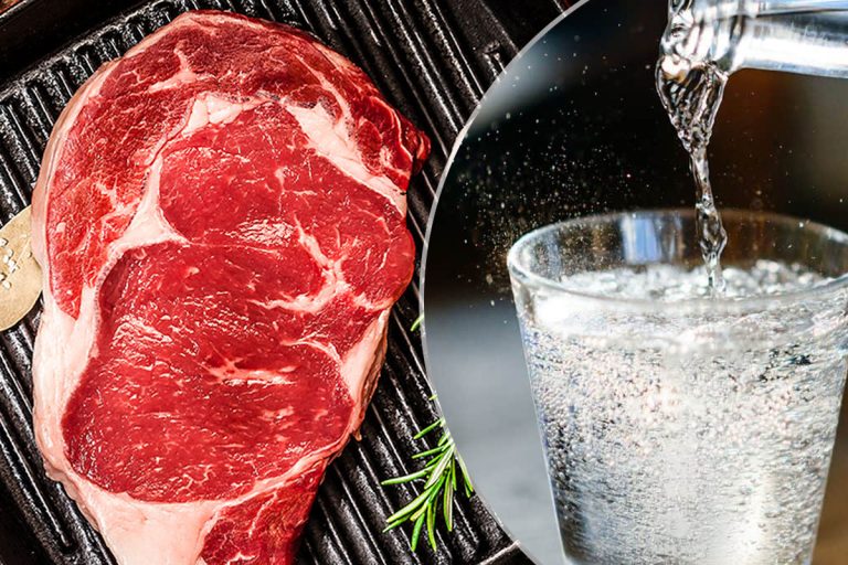 De ce să ții carnea în apă minerală înainte de a o pune pe grătar. E cel mai mare secret al bucătarilor de top