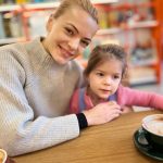 Lavinia Petrea vopsește ouăle alături de copiii ei după o rețetă moștenită din generații