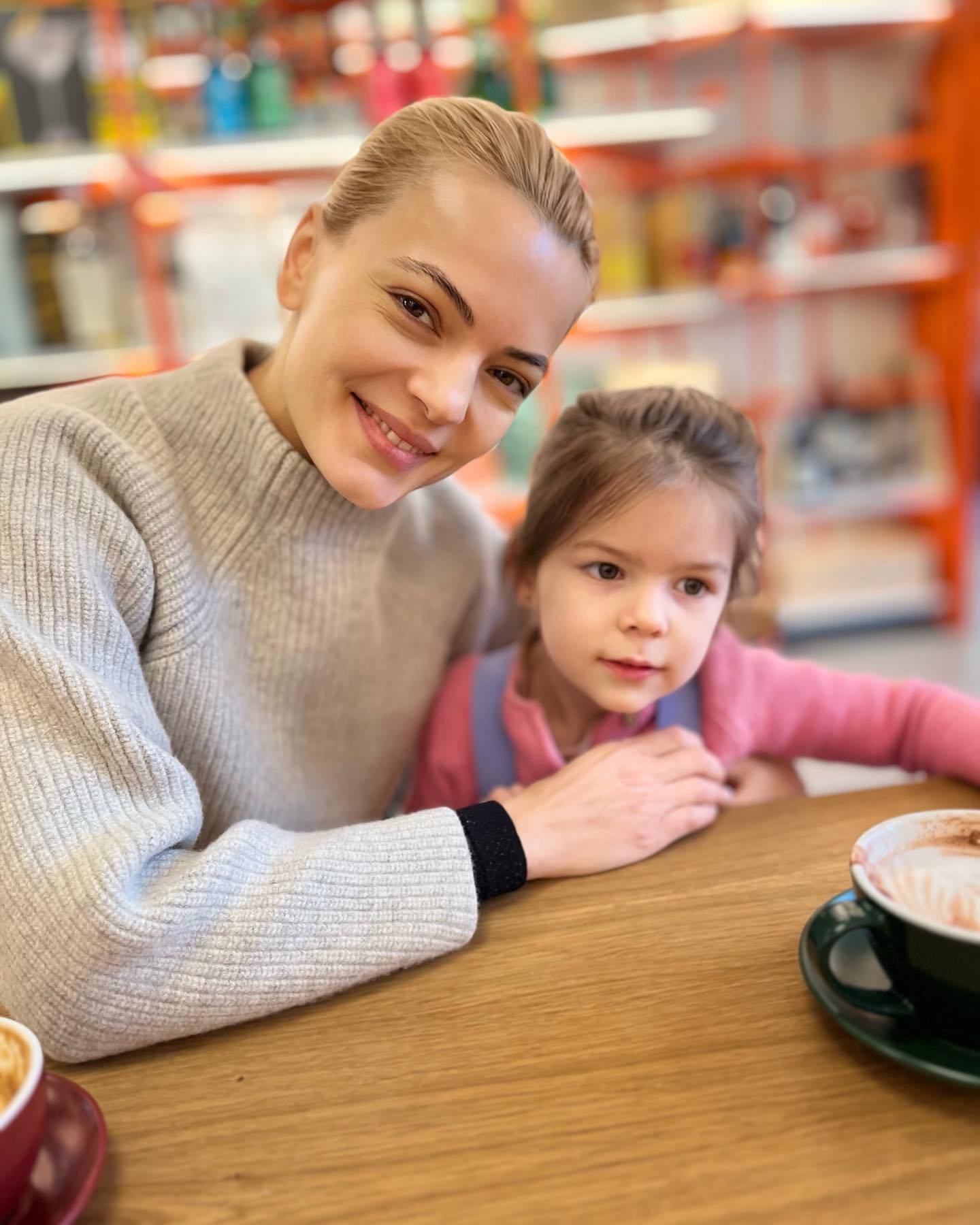 Lavinia Petrea vopsește ouăle alături de copiii ei după o rețetă moștenită din generații