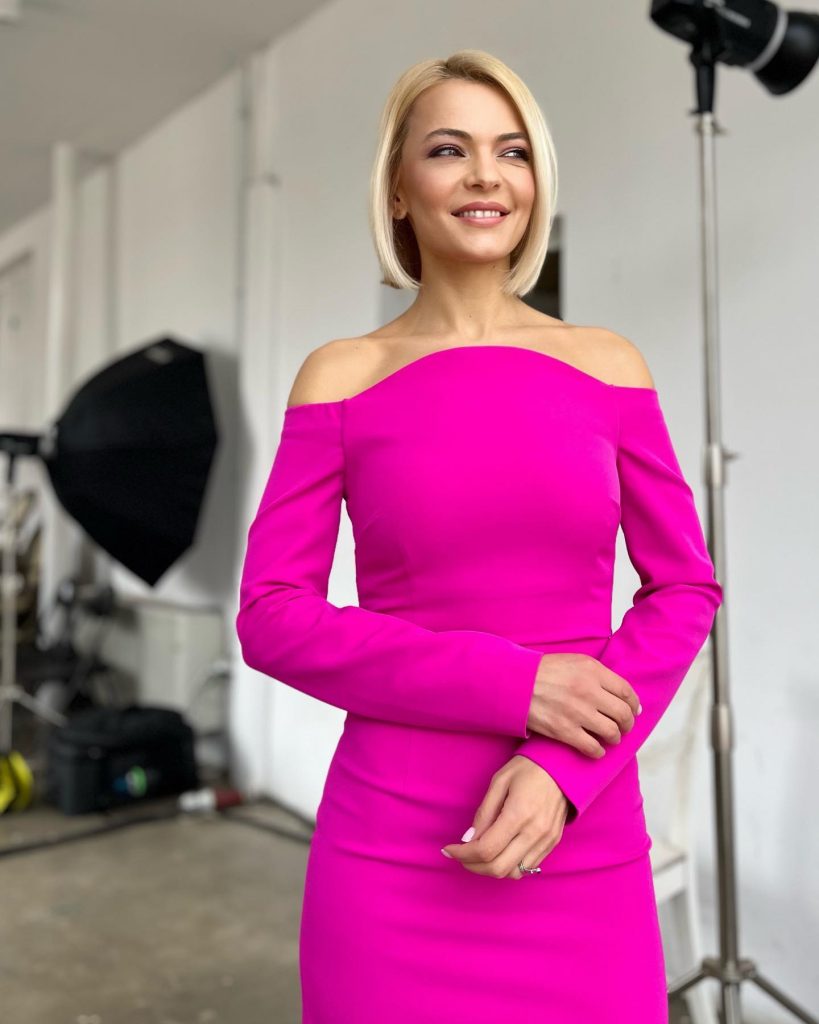 Lavinia Petrea vopsește ouăle alături de copiii ei după o rețetă moștenită din generații