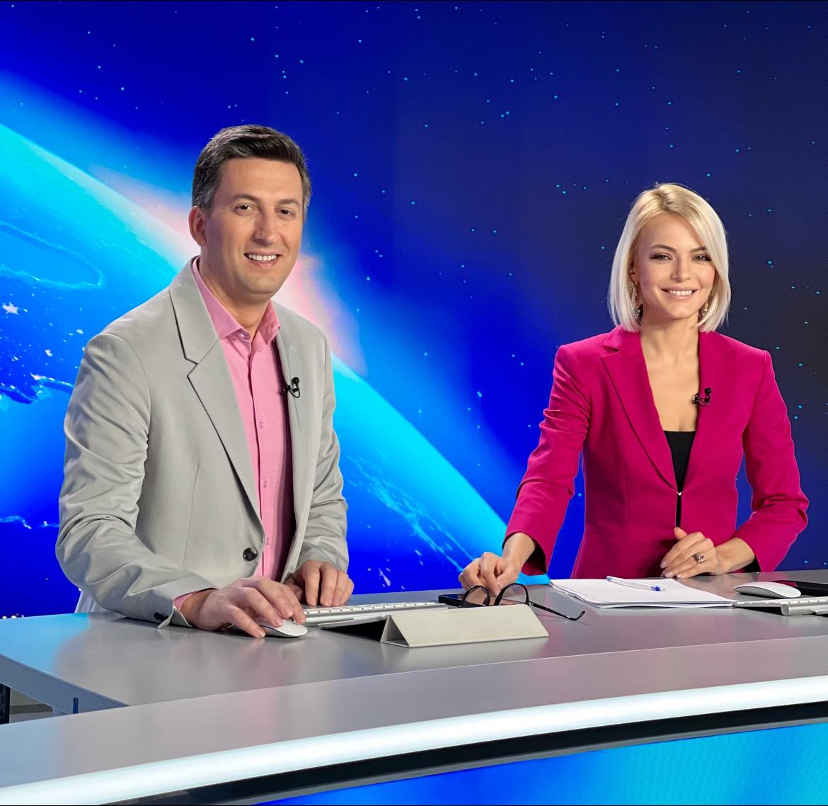 Lavinia Petrea vopsește ouăle alături de copiii ei după o rețetă moștenită din generații