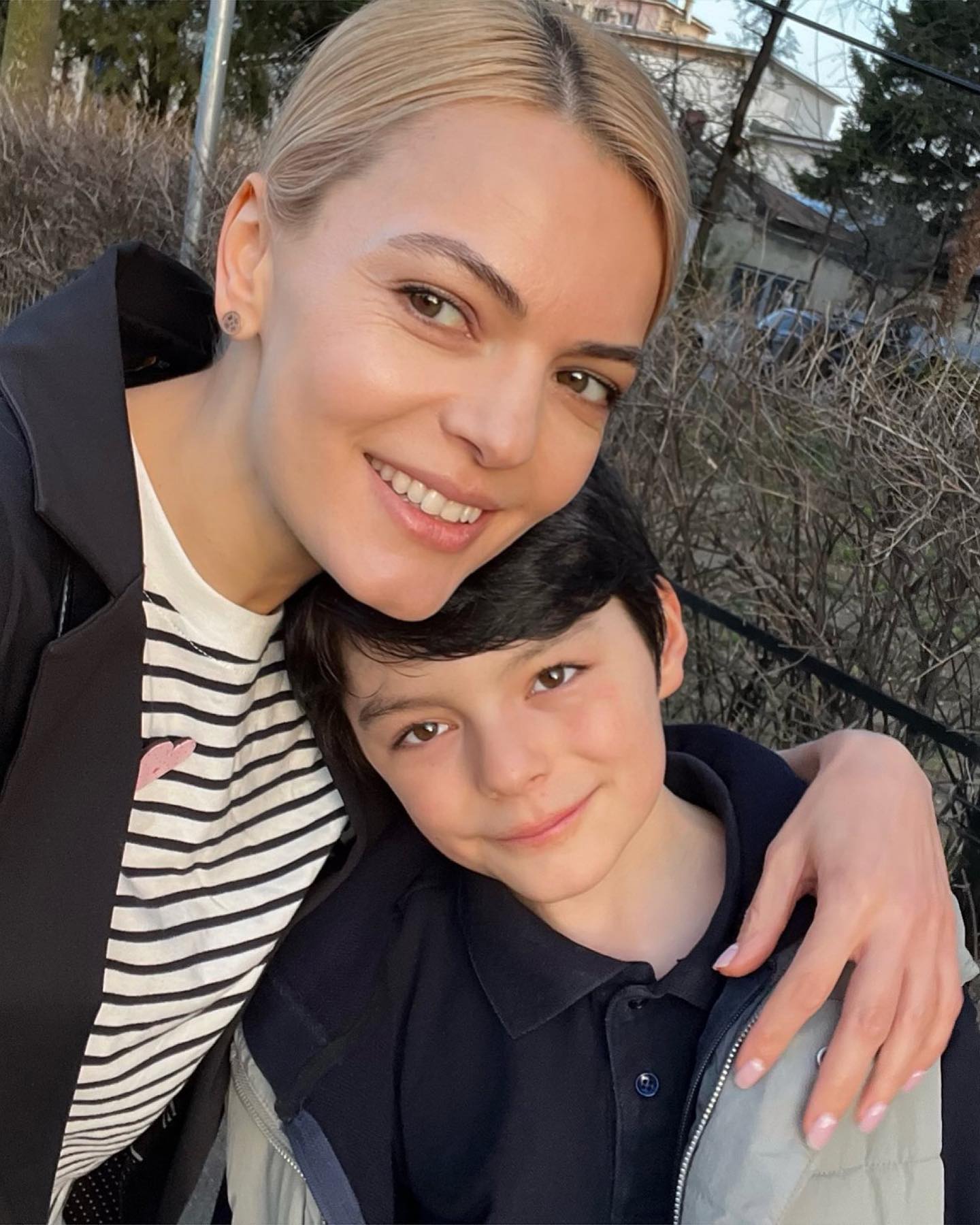 Lavinia Petrea vopsește ouăle alături de copiii ei după o rețetă moștenită din generații