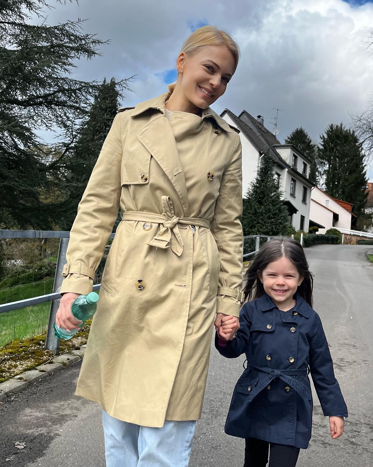 Lavinia Petrea vopsește ouăle alături de copiii ei după o rețetă moștenită din generații