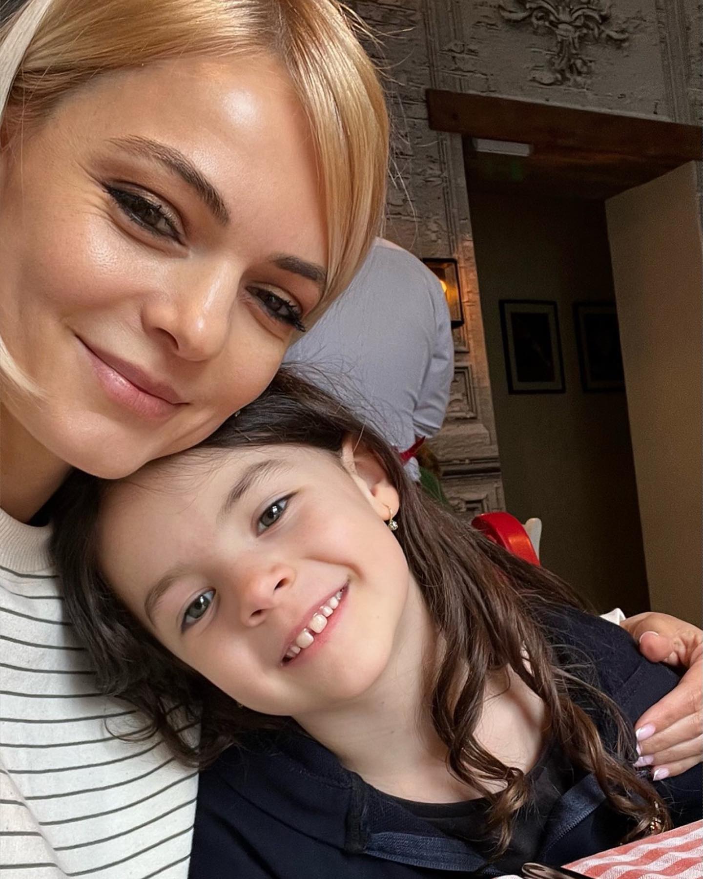 Lavinia Petrea vopsește ouăle alături de copiii ei după o rețetă moștenită din generații