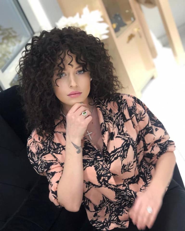 Misha experimentează preadolescența alături de fiica ei și a lui Connect-R