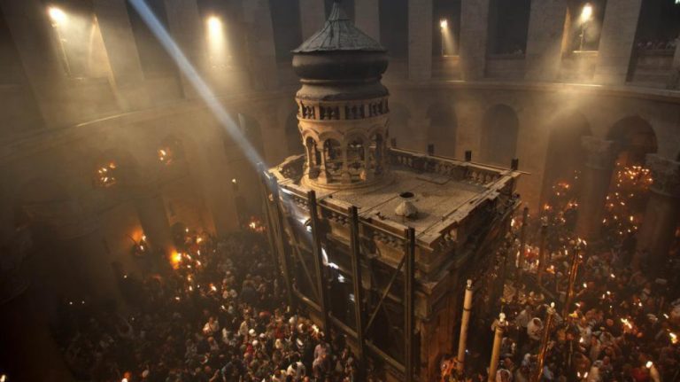 Misterul Luminii Sfinte de la Ierusalim. Cum se aprinde, de fapt, Lumina Sfântă de Paște