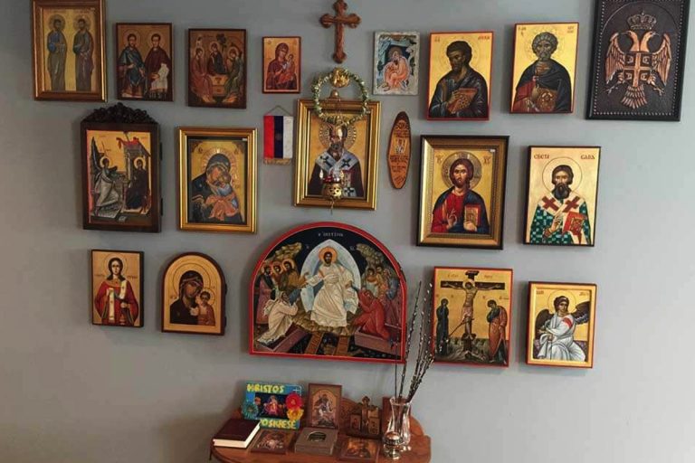 Pe ce perete se pun de fapt icoanele. Acesta este cel mai potrivit loc din casă
