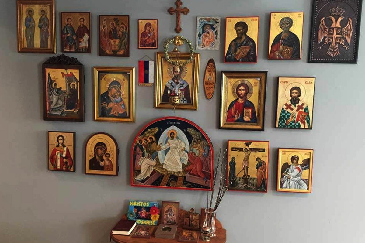 Pe ce perete se pun de fapt icoanele. Acesta este cel mai potrivit loc