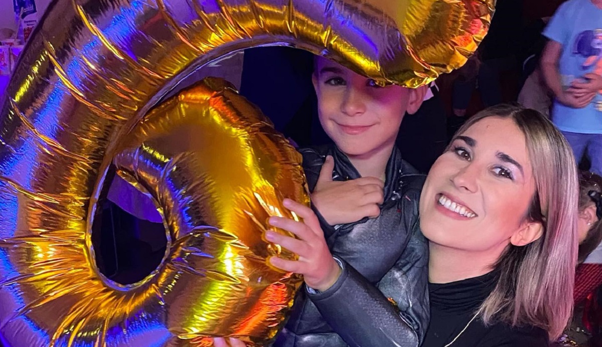 Adda nu s-a obișnuit cu muzica pe care o ascultă generația fiului ei