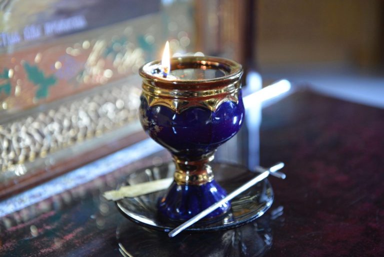 Ce ulei se pune în candelă. Când se aprinde candela în casă, de fapt