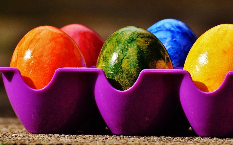 Cât timp se fierb ouăle, înainte să le vopsești