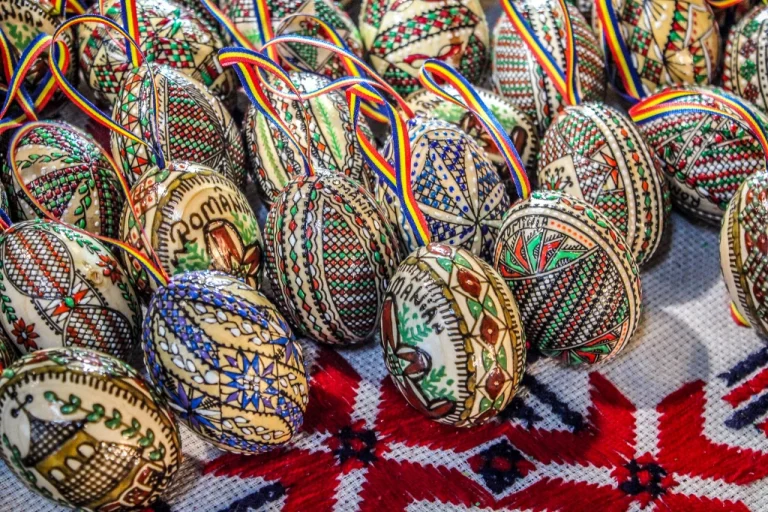 Cum se ciocnesc ouăle în prima, a doua și a treia zi de Paște. Există trei reguli, potrivit tradiției. Mulți români nu știu