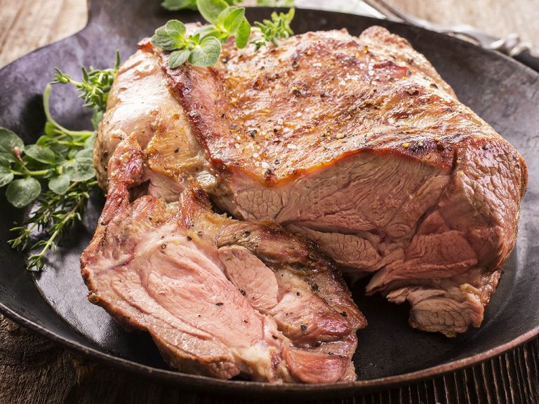 Cât rezistă friptura de miel la frigider. Nu o mai consuma dacă a trecut această perioadă