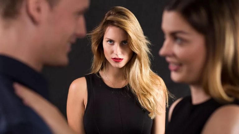 Cum îți dai seama dacă un bărbat este infidel sau nu. Limbajul corpului îl dă de gol, semnul care arată clar