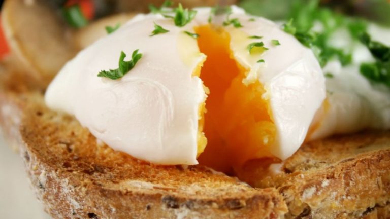 Cât timp se fierb de fapt ouăle poșate. Secretul ca să-ți iasă perfecte