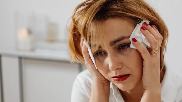 Am o căsnicie nefericită, dar nu am curaj să divorțez. M-ar condamna toată lumea, dacă m-aș despărți de soț, dar nimeni nu știe ce e în sufletul meu