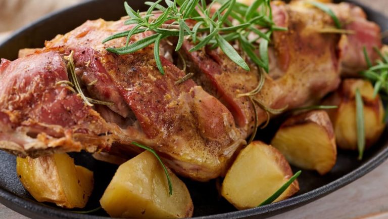 La ce temperatură se face carnea de miel la cuptor. Trucul ca să iasă fragedă și suculentă