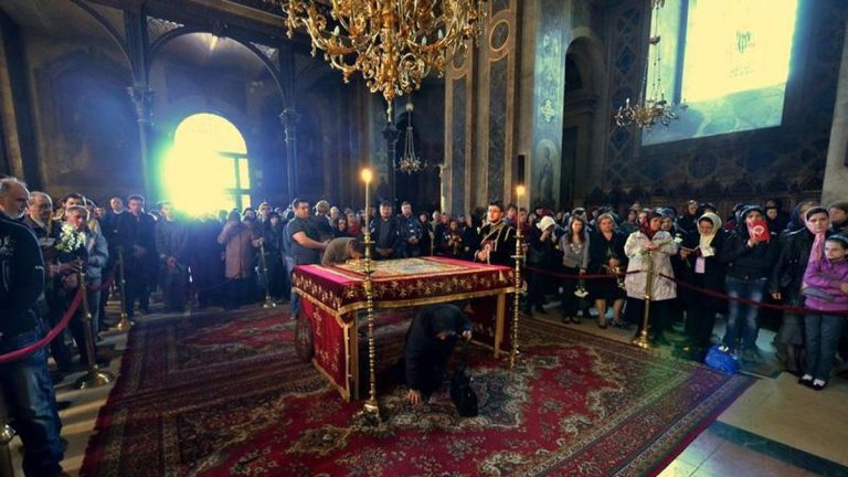 Tradiții în Vinerea Mare. De ce se trece pe sub masă. Ce semnificație are de fapt