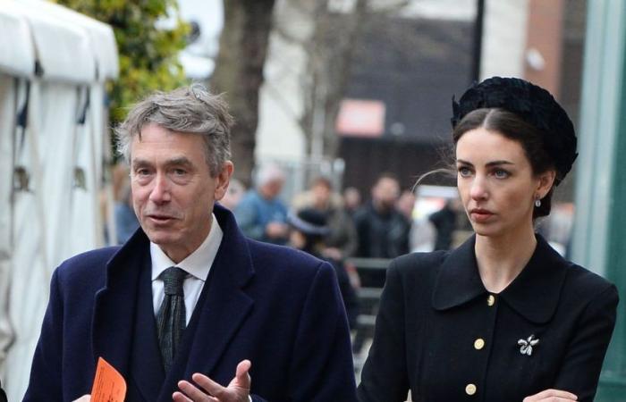 Bărbatul cu care este căsătorită Rose Hanbury, presupusa amantă a prințului William. Este o diferență de 23 de ani între ei