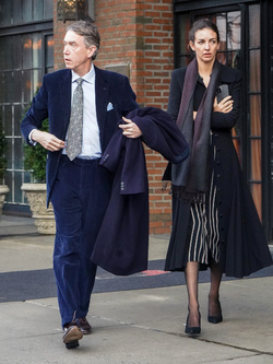 Bărbatul cu care este căsătorită Rose Hanbury, presupusa amantă a prințului William. Este o diferență de 23 de ani între ei