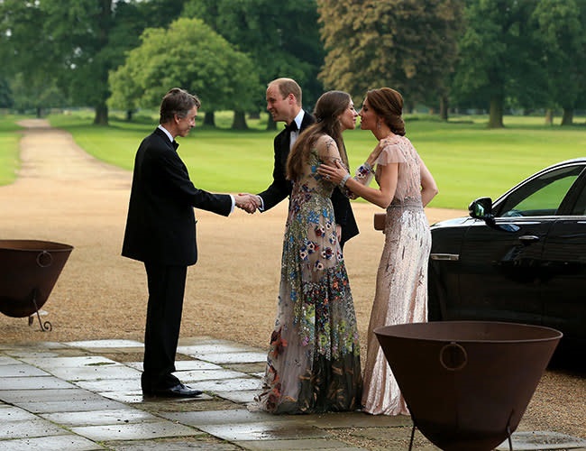 Bărbatul cu care este căsătorită Rose Hanbury, presupusa amantă a prințului William. Este o diferență de 23 de ani între ei