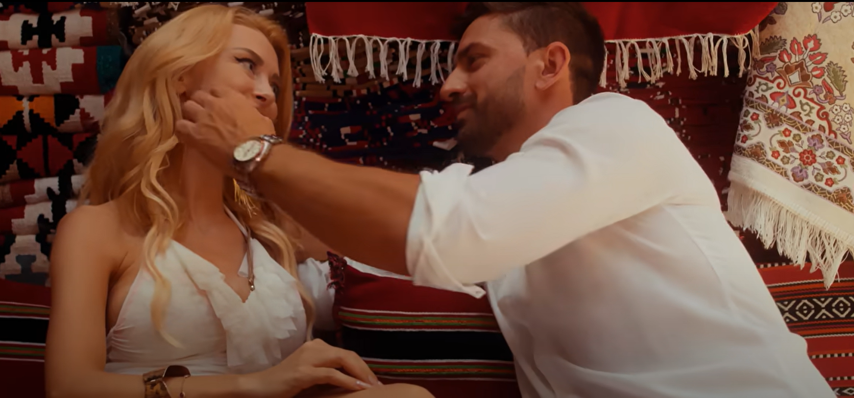 Bărbatul misterios cu care Andreea Bălan apare în ipostaze romantice. Fanii nu au mai văzut-o așa până acum