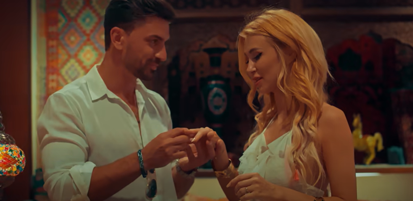 Bărbatul misterios cu care Andreea Bălan apare în ipostaze romantice. Fanii nu au mai văzut-o așa până acum