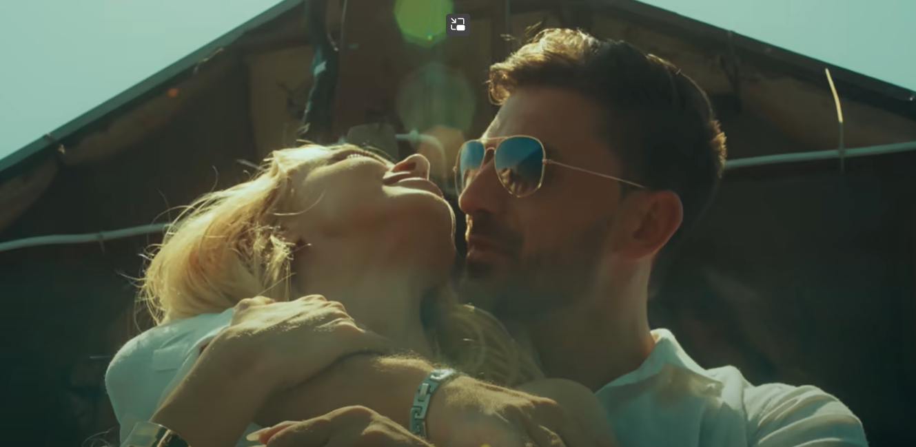 Bărbatul misterios cu care Andreea Bălan apare în ipostaze romantice. Fanii nu au mai văzut-o așa până acum