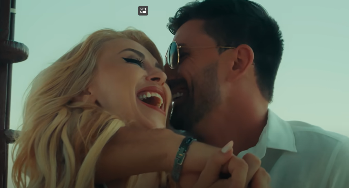 Bărbatul misterios cu care Andreea Bălan apare în ipostaze romantice. Fanii nu au mai văzut-o așa până acum