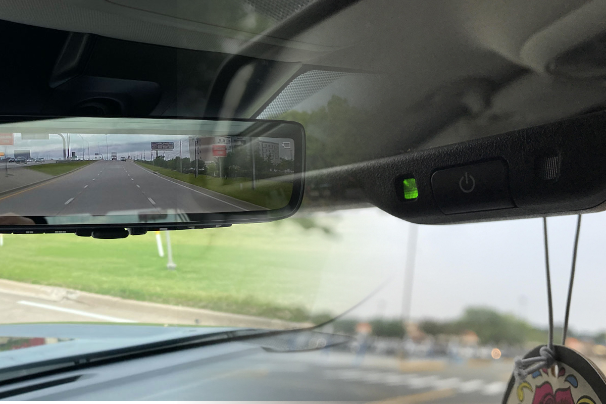 Butonul secret de pe oglinda retrovizoare a mașinii